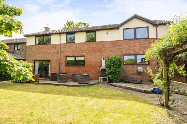 5 bed property, in Marquis Drive, £800,000