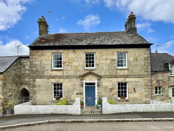 6 bed property, in Mitchell, £975,000