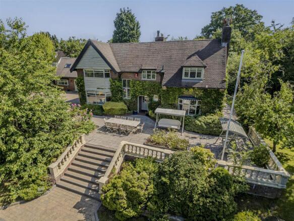 6 bed property, in Honeysuckle Lane, £1,250,000