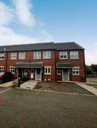 2 bed property, in Dunstanville Court, £225,000