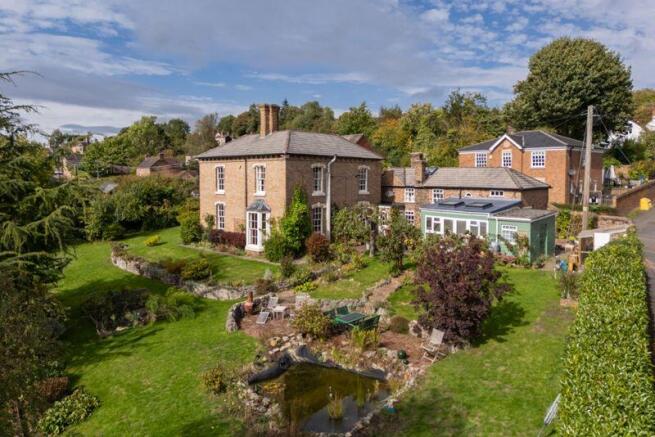 5 bed property, in Hodge Bower, £699,950