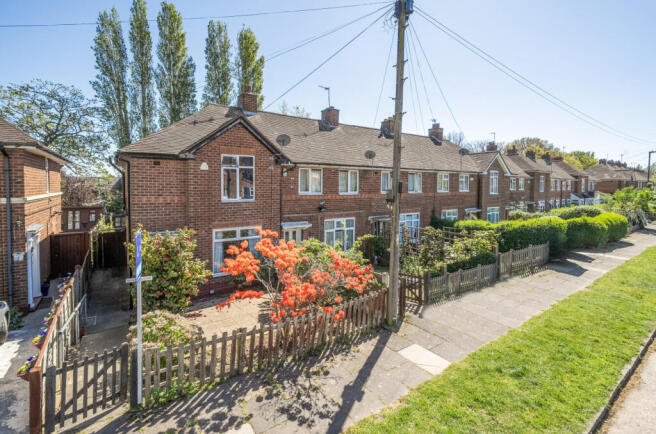2 bed property, in Effingham Road, £210,000