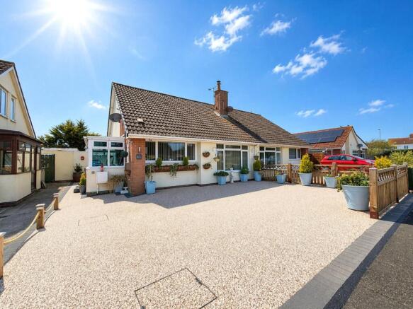 2 bed property, in Steart Gardens, £299,950