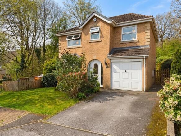 4 bed property, in Harwood Close, £349,900