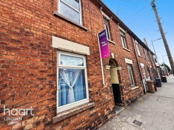2 bed property, in Portland Street, £100,000