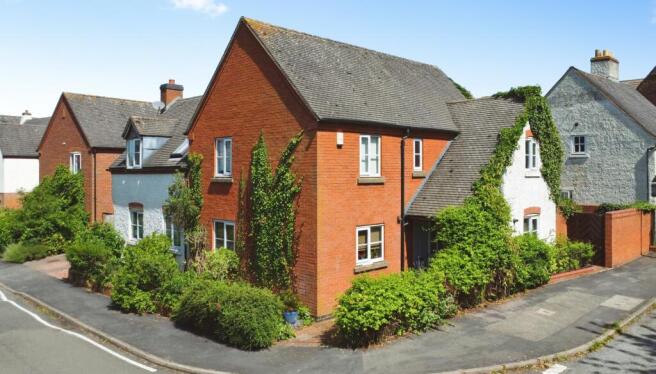 5 bed property, in Garton Close, £495,000