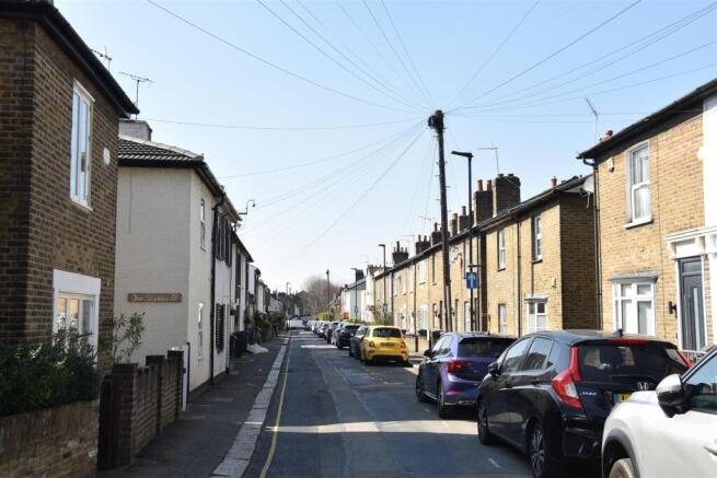 5 bed property, in New Road, £770,000