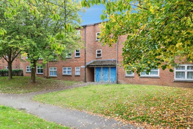 2 bed property, in Viaduct Way, £200,000