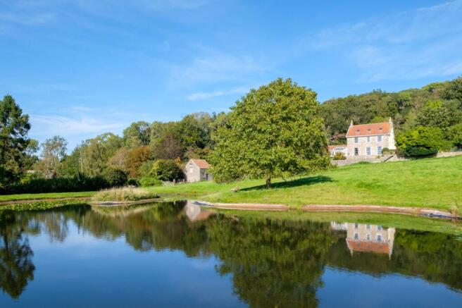 7 bed property, in Pitchings, £1,750,000