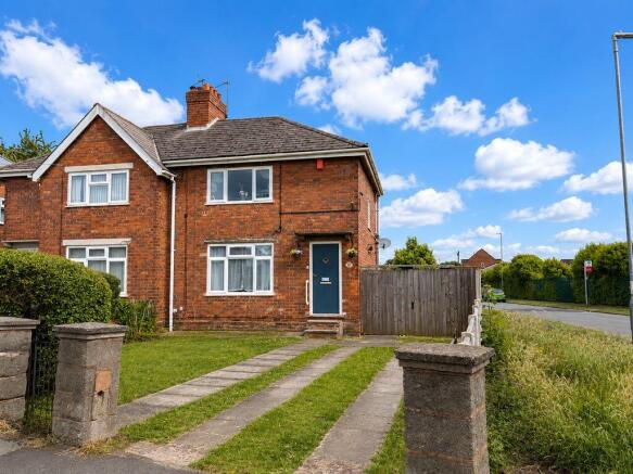 2 bed property, in Oak Crescent, £190,000