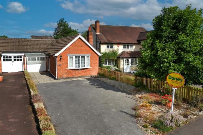 2 bed property, in Tanworth Lane, £325,000