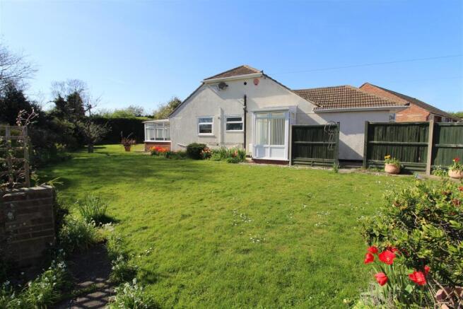2 bed property, in Marlborough Close, £425,000