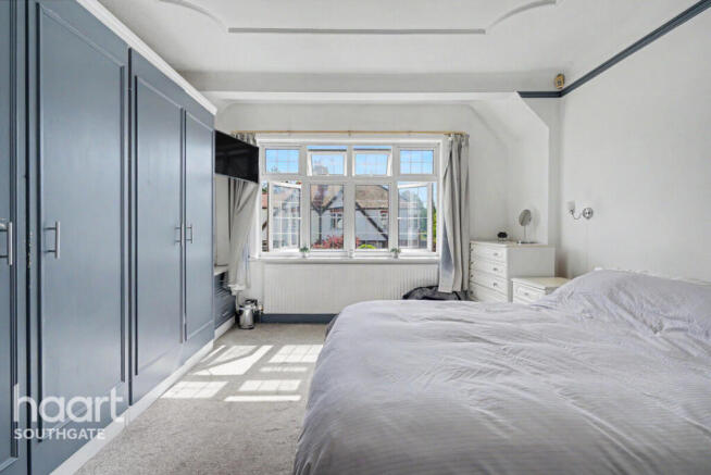 5 bed property, in Spring Court Road, £1,350,000