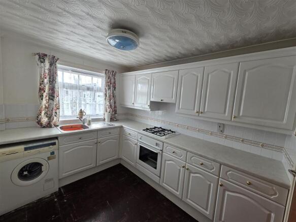 2 bed property, in Hamilton Drive, £167,995