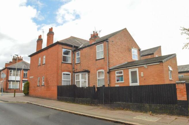 5 bed property, in Landseer Road, £375,000
