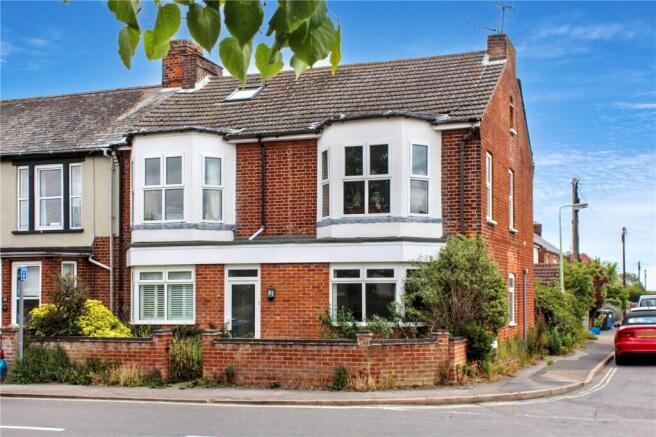 3 bed property, in Seaview Road, £415,000