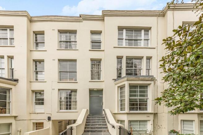1 bed property, in Cliff Court, £299,950