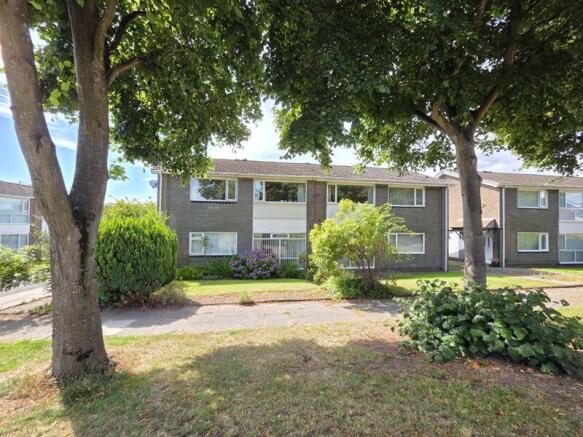 2 bed property, in Woodhill Road, £80,000