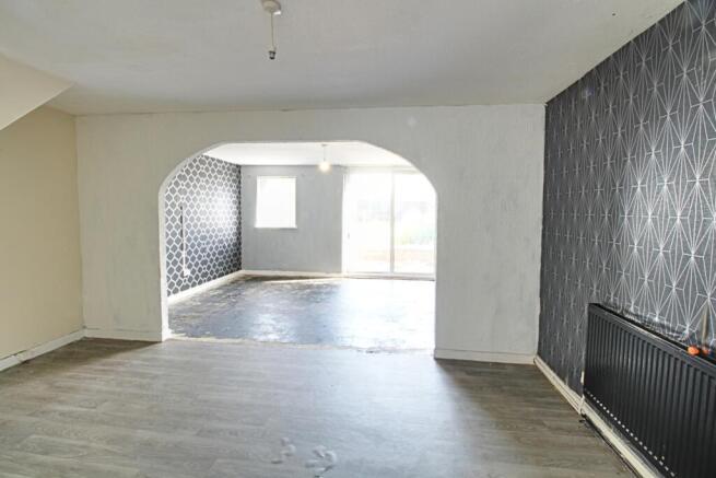 4 bed property, in 11 Valiant Close, £105,000
