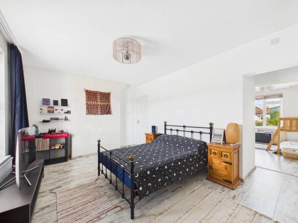 3 bed property, in Leicester Square, £375,000