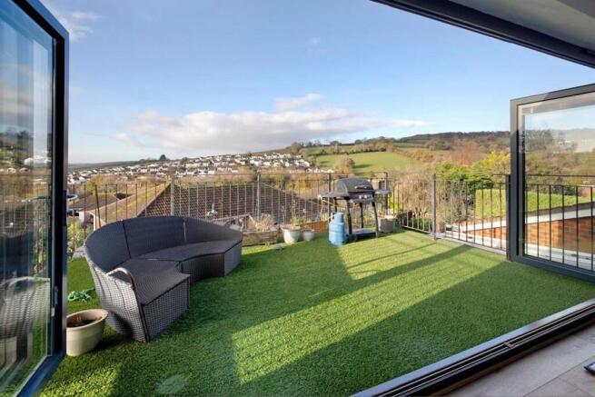 4 bed property, in Admirals Walk, £300,000