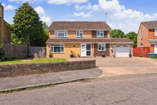 4 bed property, in No Chain - Campion Close, £675,000