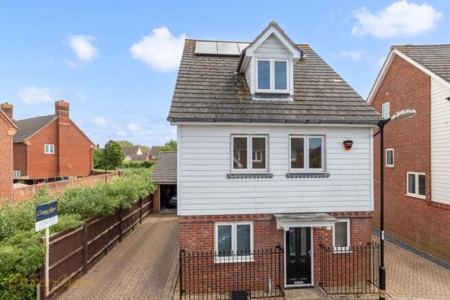 4 bed property, in Roman Avenue, £475,000