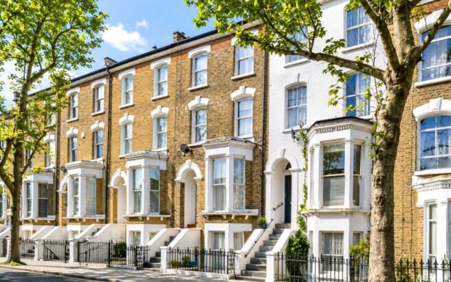 2 bed property, in Dalyell Road, £550,000