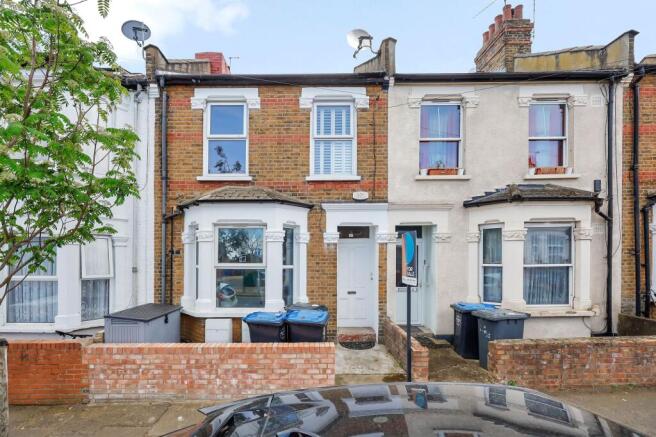 2 bed property, in Leopold Road, £300,000
