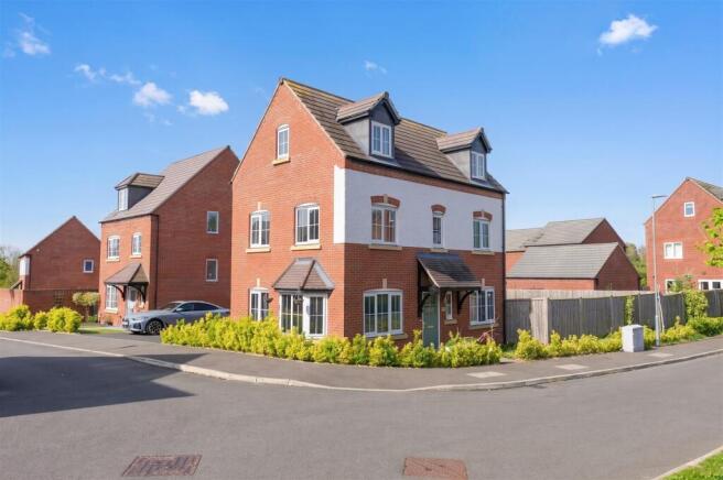 4 bed property, in Rushey Close, £425,000