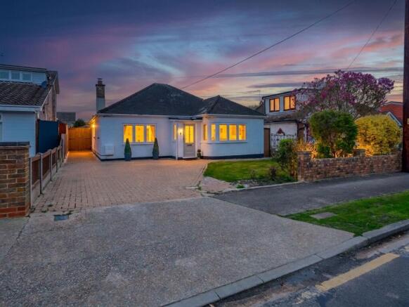 3 bed property, in Homefields Avenue, £500,000