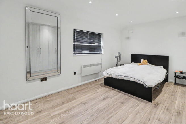 2 bed property, in Dudley Gardens, £375,000