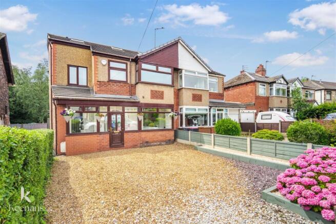 4 bed property, in St. Georges Crescent, £425,000