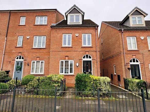 3 bed property, in Hallbridge Gardens, £180,000
