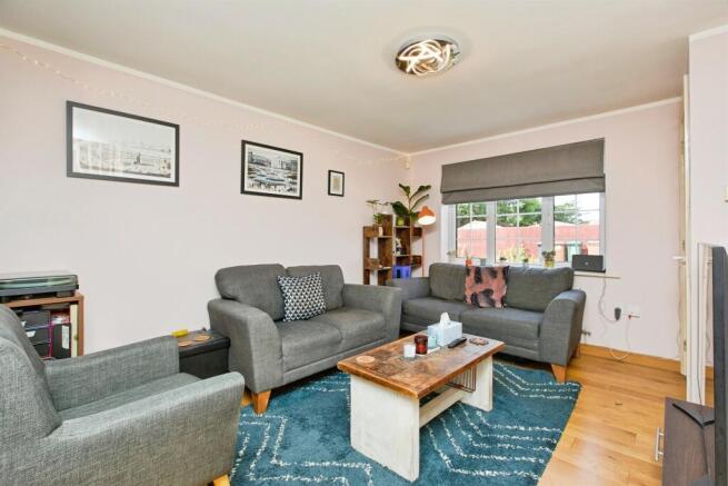 2 bed property, in Eaton Close, £197,000