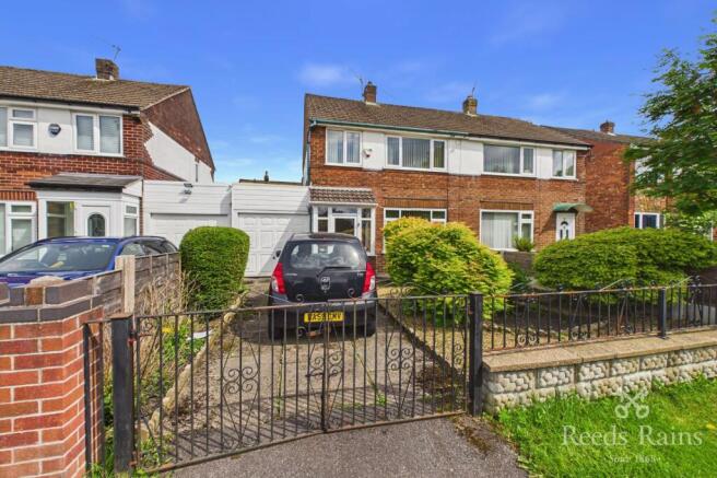 3 bed property, in Lowndes Lane, £280,000