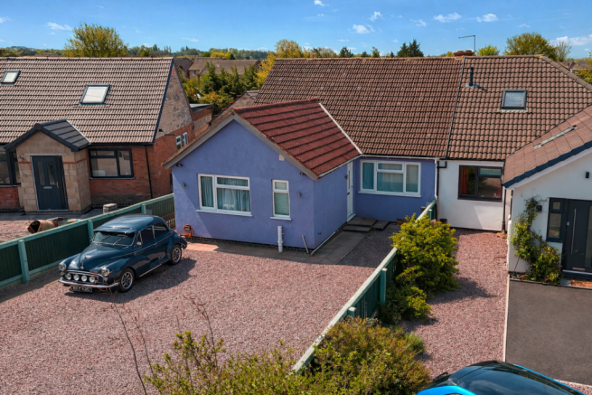 4 bed property, in The Roundway, £440,000