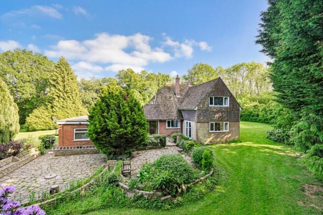 5 bed property, in Faversham Road, £650,000