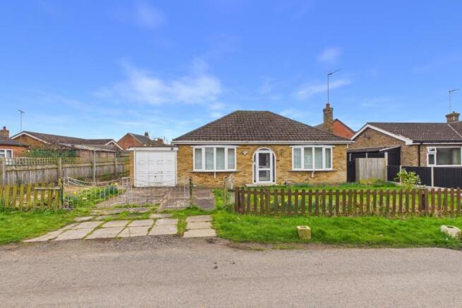 2 bed property, in Cross Street, £180,000