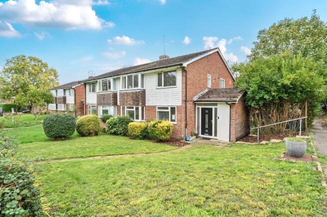 2 bed property, in Maidenhead, £180,000