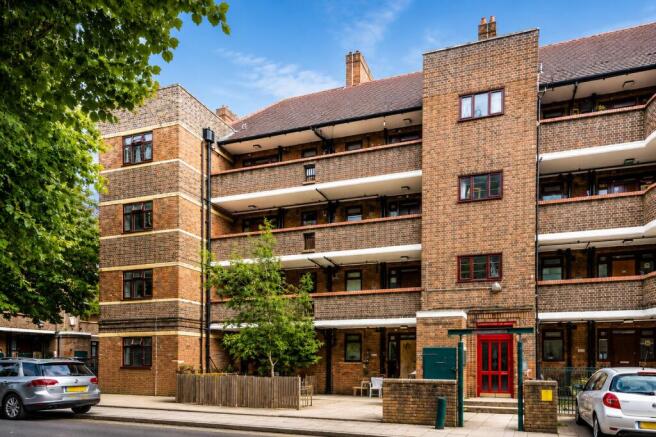 3 bed property, in Poynders Gardens, £375,000