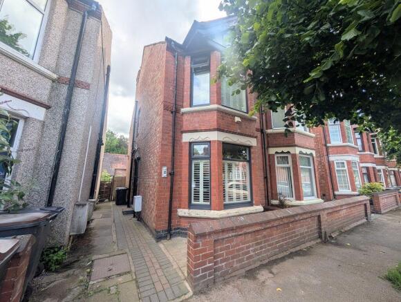 3 bed property, in Earls Road, £255,000