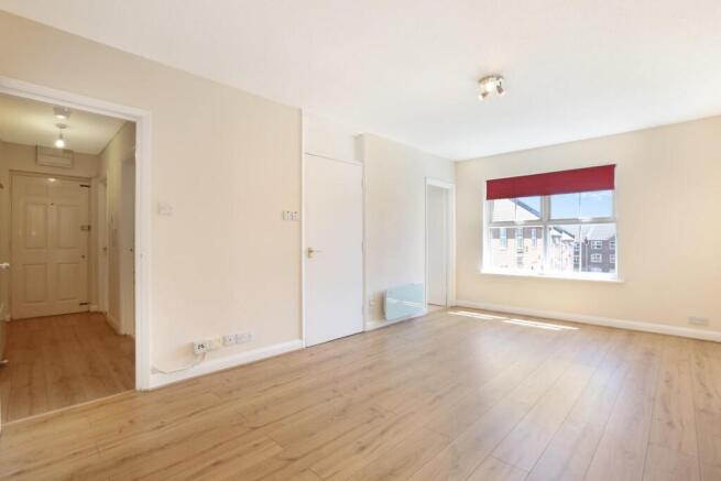 1 bed property, in Paxton Road, £225,000