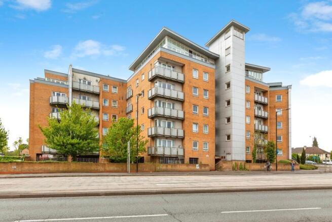 2 bed property, in Tuns Lane, £170,000