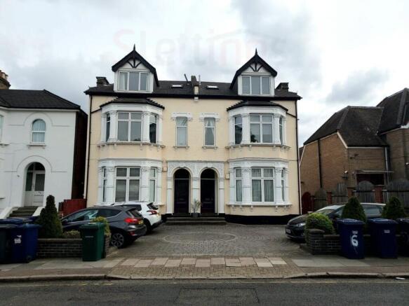 1 bed property, in Finchley Lane, £200,000