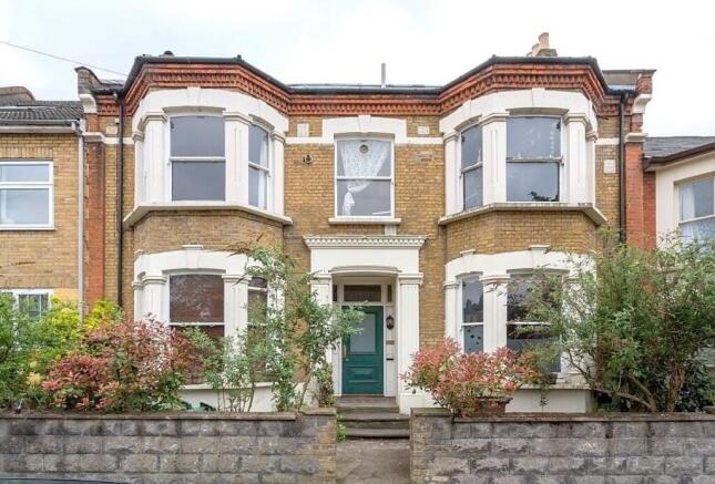 1 bed property, in St. Mary Road, £375,000
