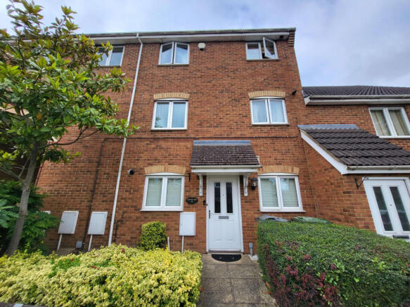 2 bed property, in Sarum Road LU3, £195,000