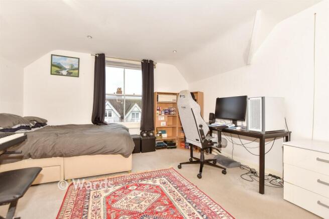 2 bed property, in Connaught Road, £170,000