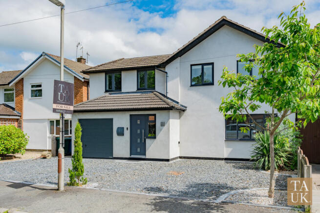 5 bed property, in East Mead, £475,000