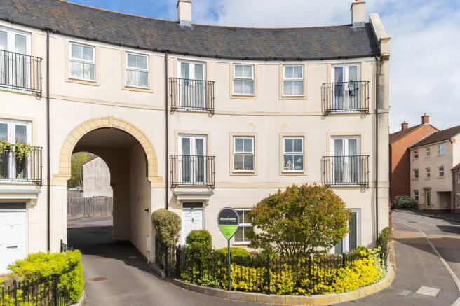 2 bed property, in Britten Road, £175,000